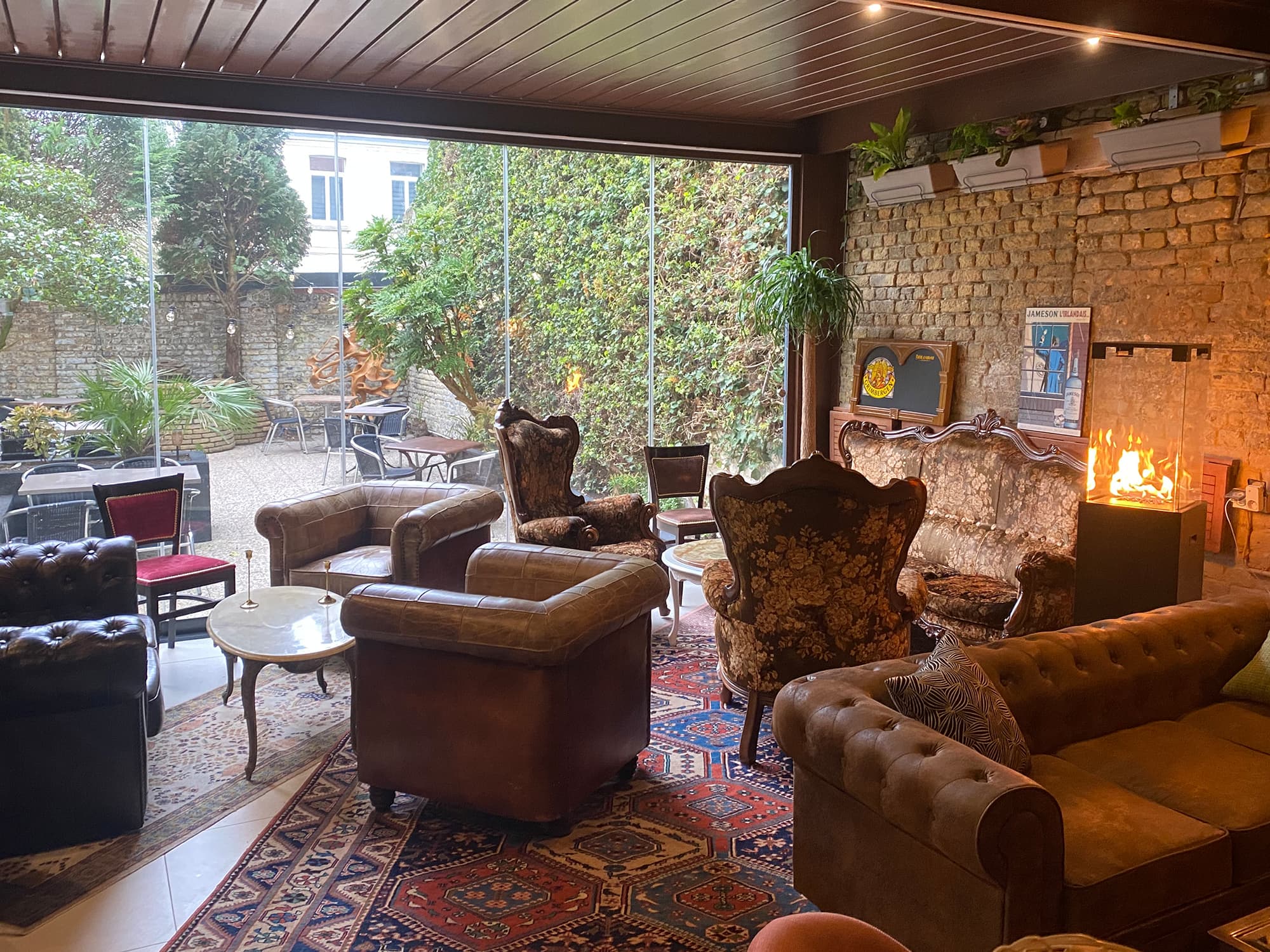 Des fauteuils et canapés au restaurant le Calice à Calais